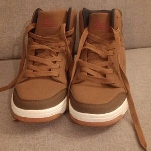 Men's Geers Comfort foam sneakers Size 11 Like new condition Brown color